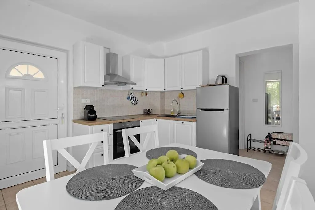 Apartment Marija Volme, Nice Apartment With Garden Banjole