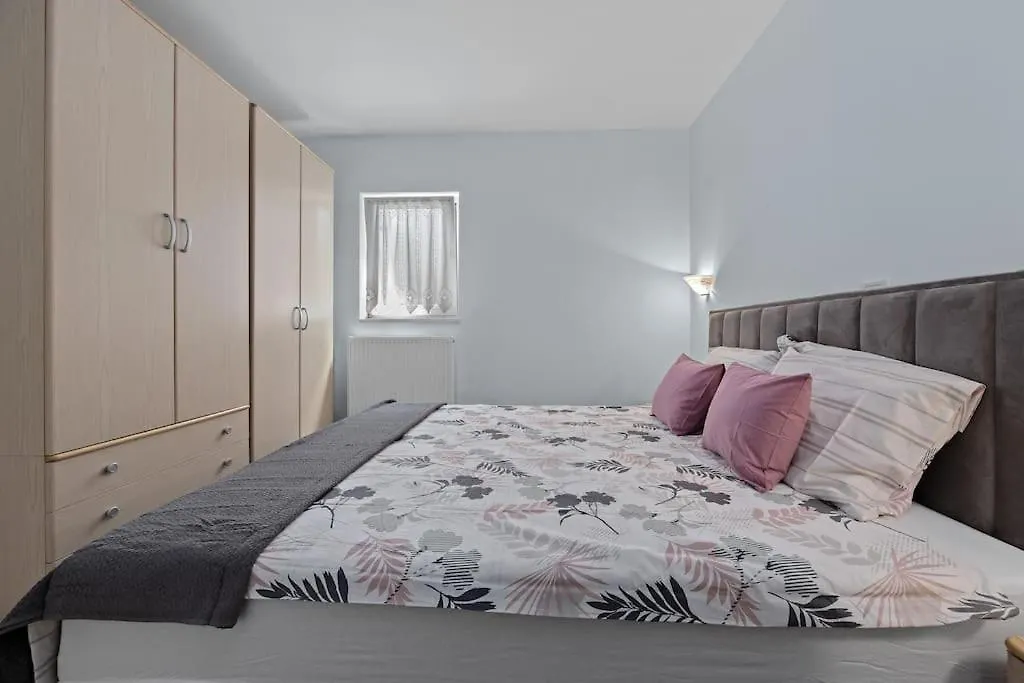 Apartment Marija Volme, Nice Apartment With Garden Banjole 0*,  Croatia