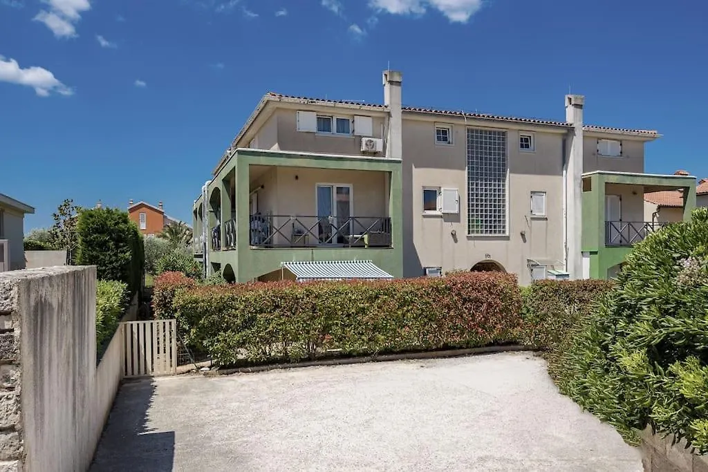 Apartment Marija Volme, Nice Apartment With Garden Banjole