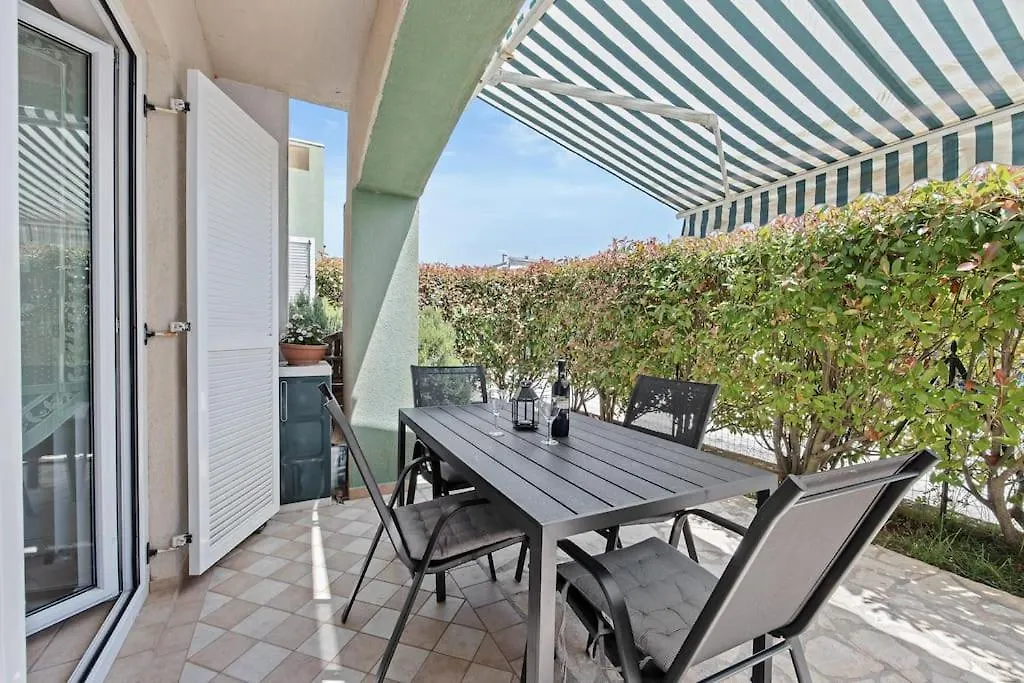Apartment Marija Volme, Nice Apartment With Garden Banjole Croatia