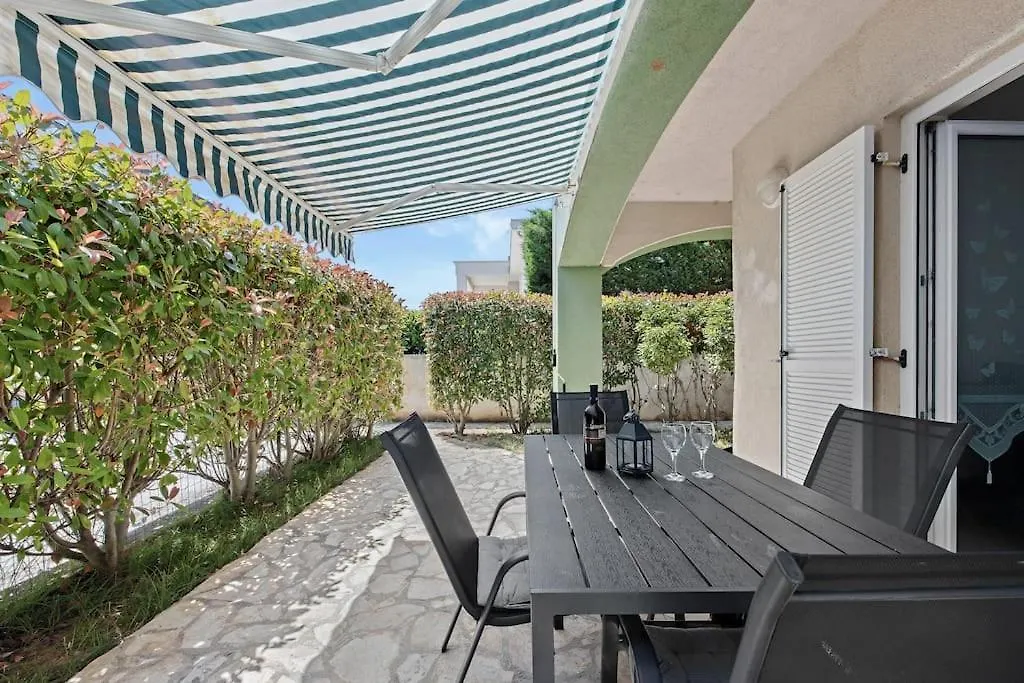 Apartment Marija Volme, Nice Apartment With Garden Banjole